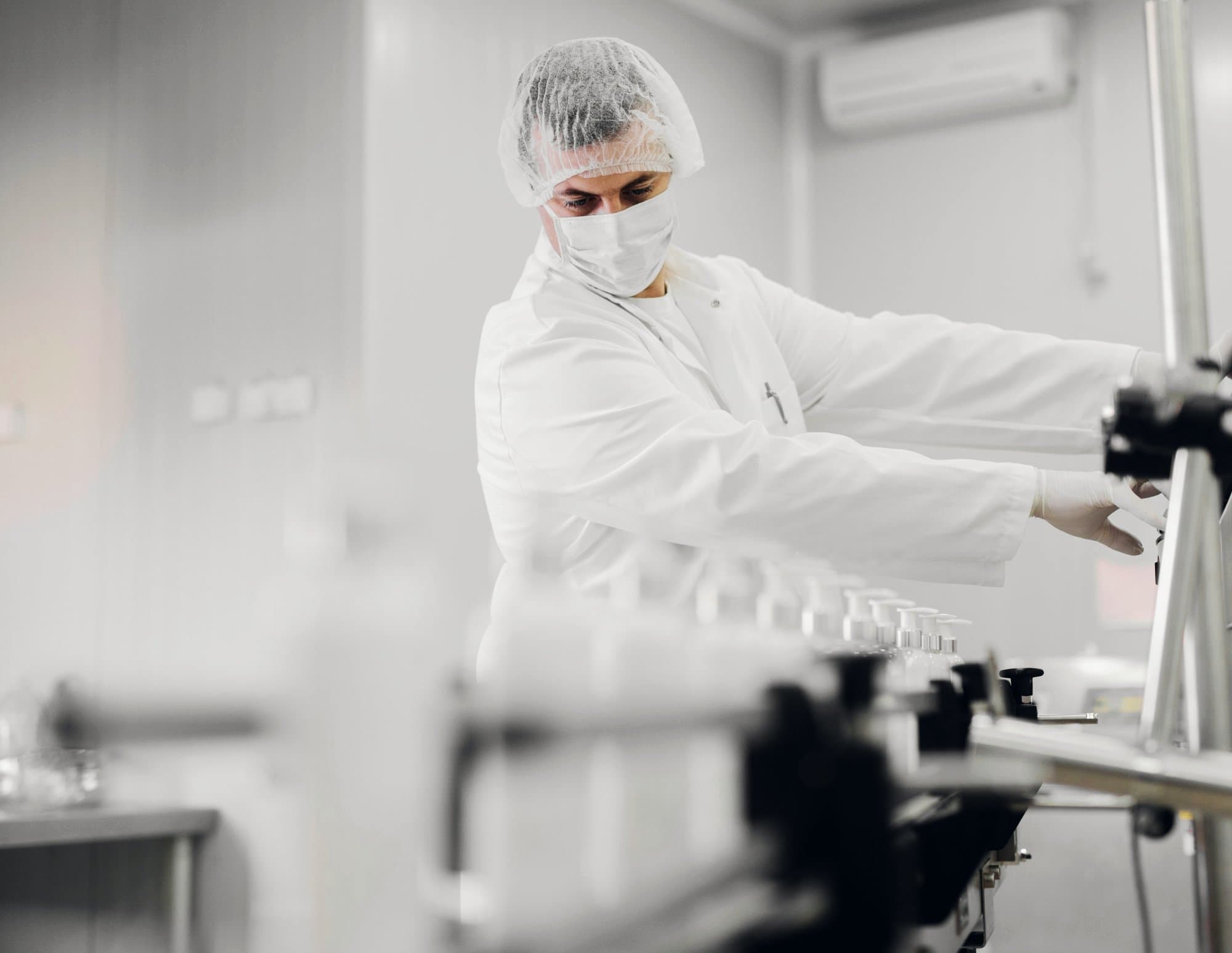 Technikerin in Schutzkleidung an einer Anlage