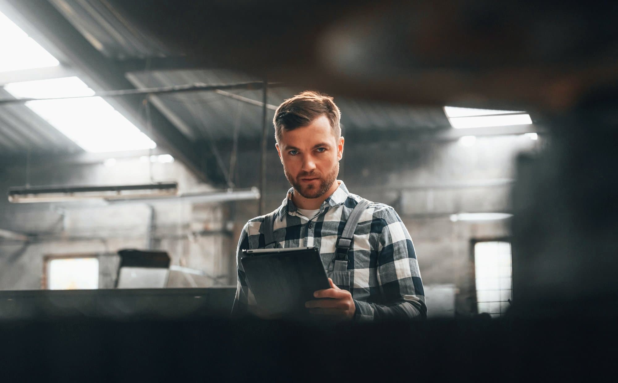 Techniker mit Tablet in einer Produktionshalle