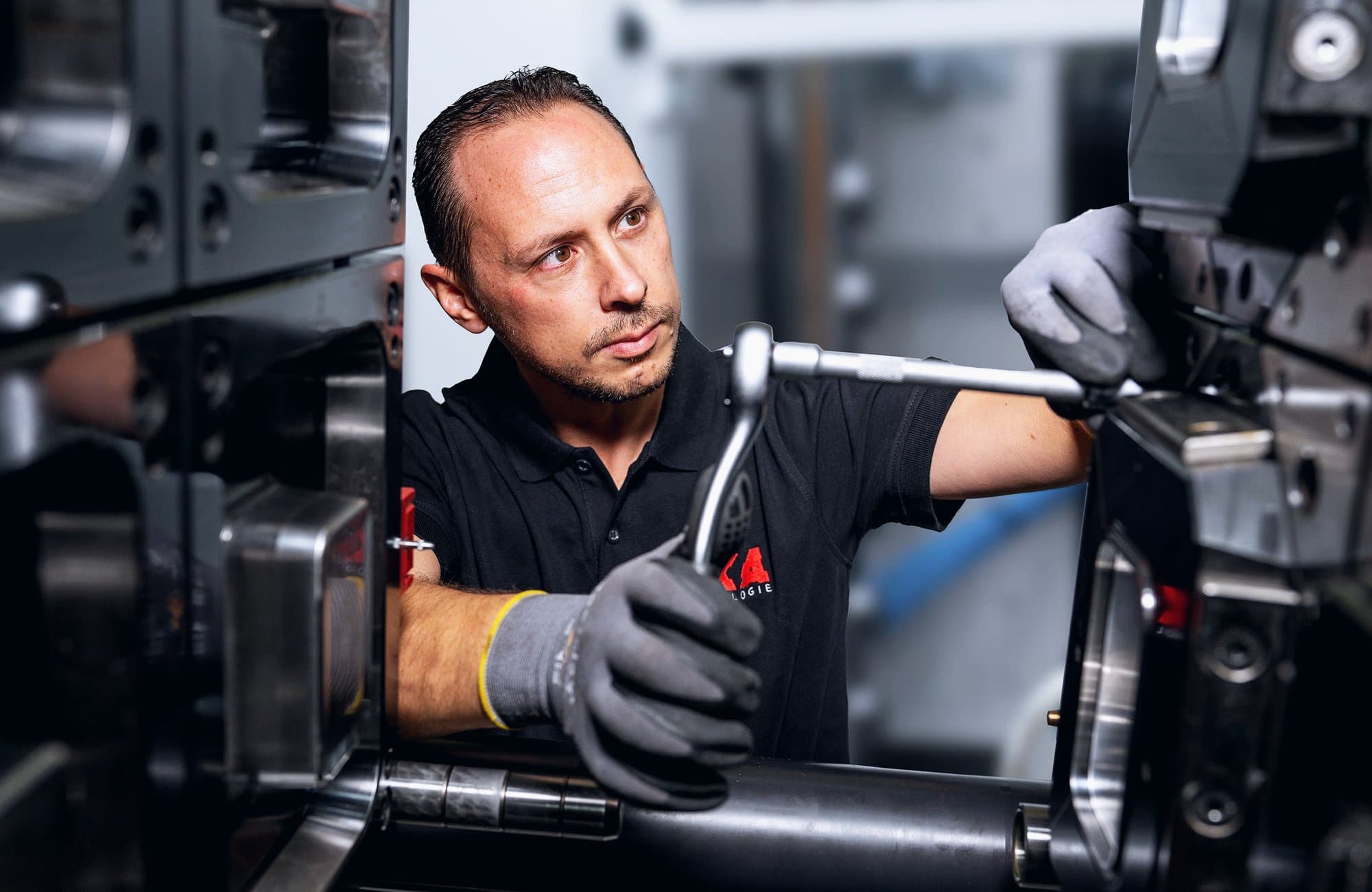 Techniker mit Ratsche an einer Anlage
