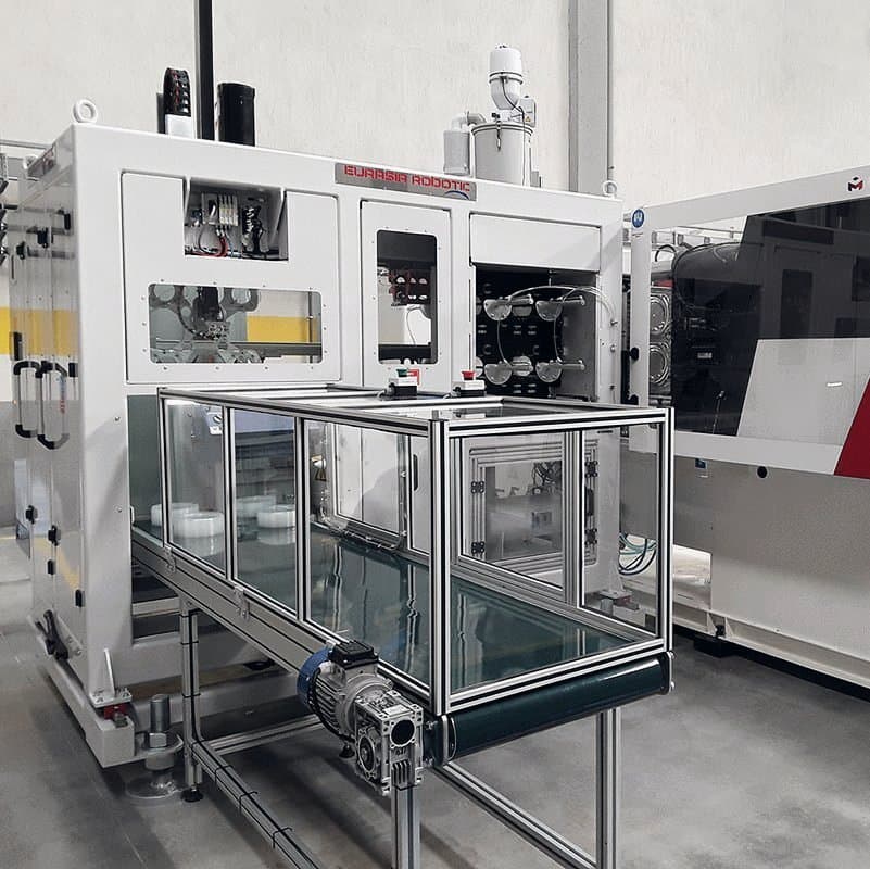 IML-Automationszelle an einer Spritzgießmaschine